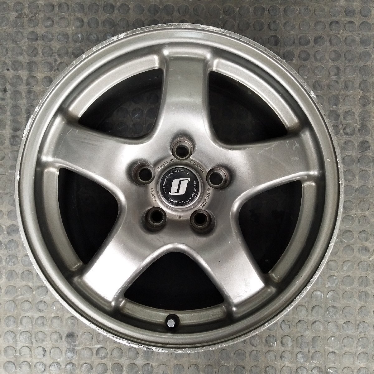 管理番号：A4-159【1本のみ】【16x8J 5x114.3 ET+30 ハブ66】日産NISSAN純正・R32 スカイライン GTR等・店頭引取・適格請求書発行可能_画像1