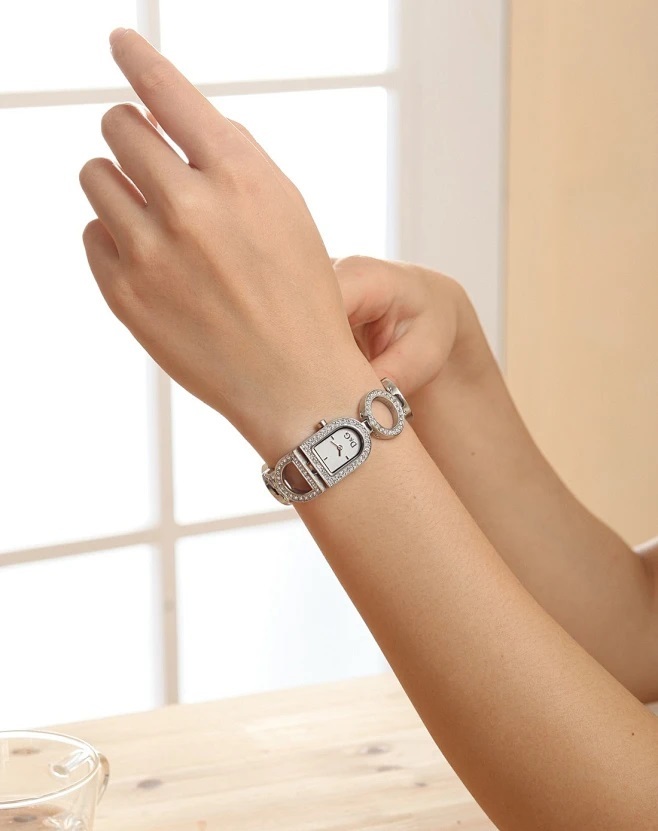  outlet unused D&G Dolce & Gabbana Dolce & Gabbana Dolce&Gabbana lady's wristwatch for women crystal bracele silver 