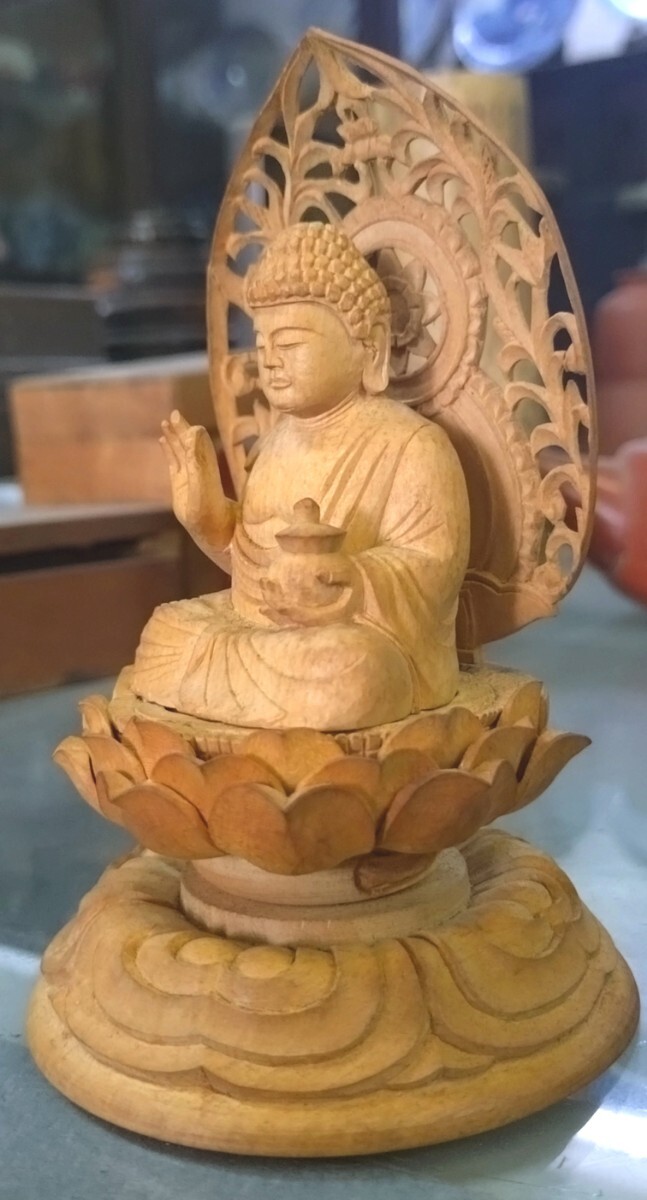 ♪ 当時価格5万円 木製 薬師如来 座像 仏師 彫刻仏像 木彫仏像 仏教工芸品 仏教美術 木彫り ♪_画像2