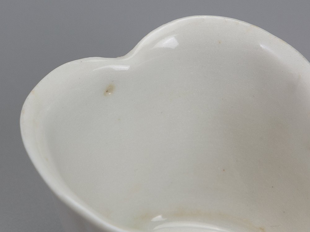 [.] white porcelain . flower writing sake cup 