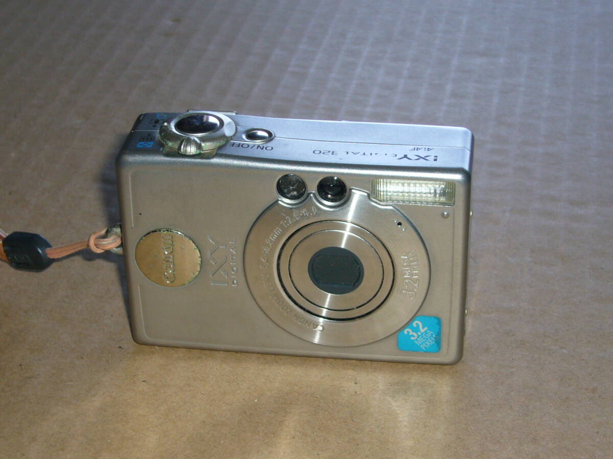 ■Canon ★ IXY DIGITAL 320 【 PC1037 】・中古品★ 電池、カード付★_画像2