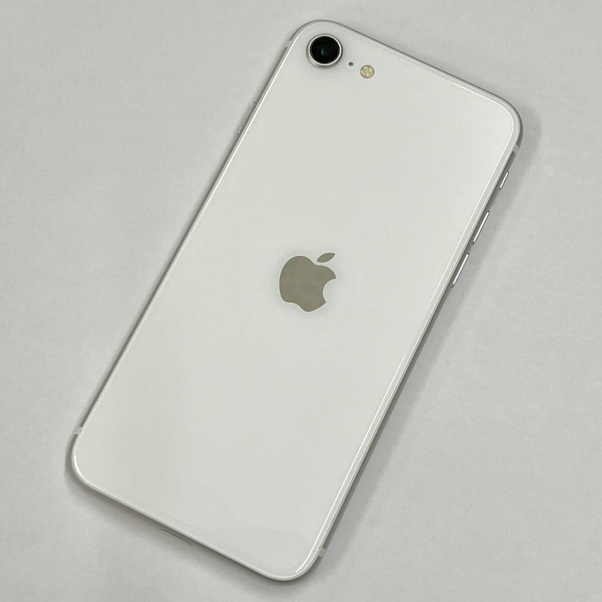 【中古/ジャンク】au iPhoneSE 第2世代 64GB ホワイト 判定〇 / SIMフリー SIMロック解除済み Apple 356132585870604の画像1