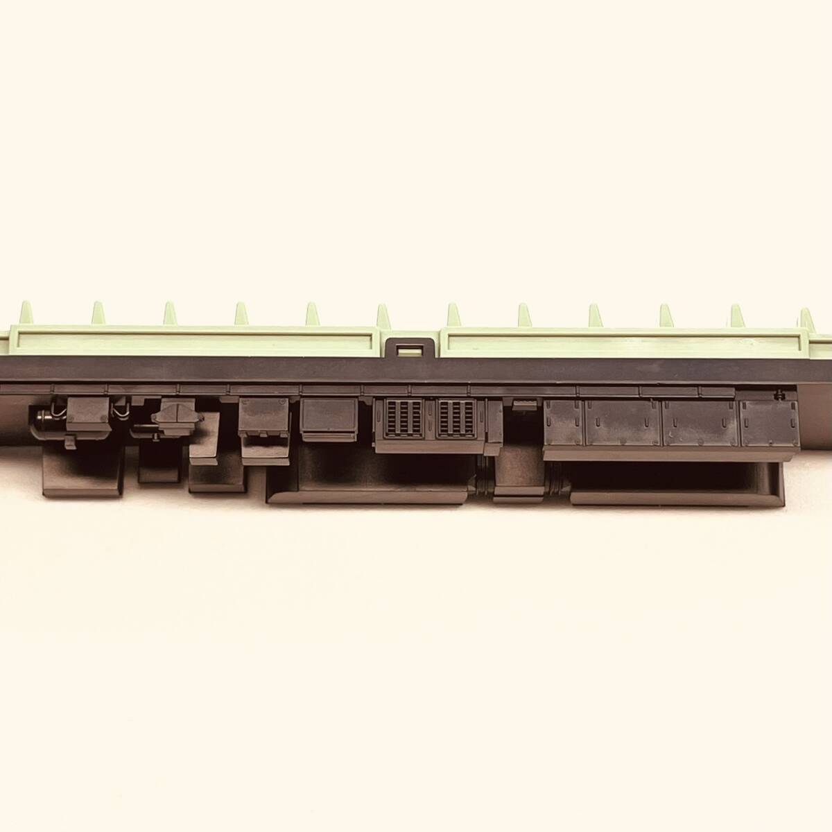 TOMIX モハ185-4用 シート+ウェイト+床板 1両分入り 97958 JR185-0系特急電車(なつかしの新幹線リレー号)セットからのバラシ_詳細画像です。