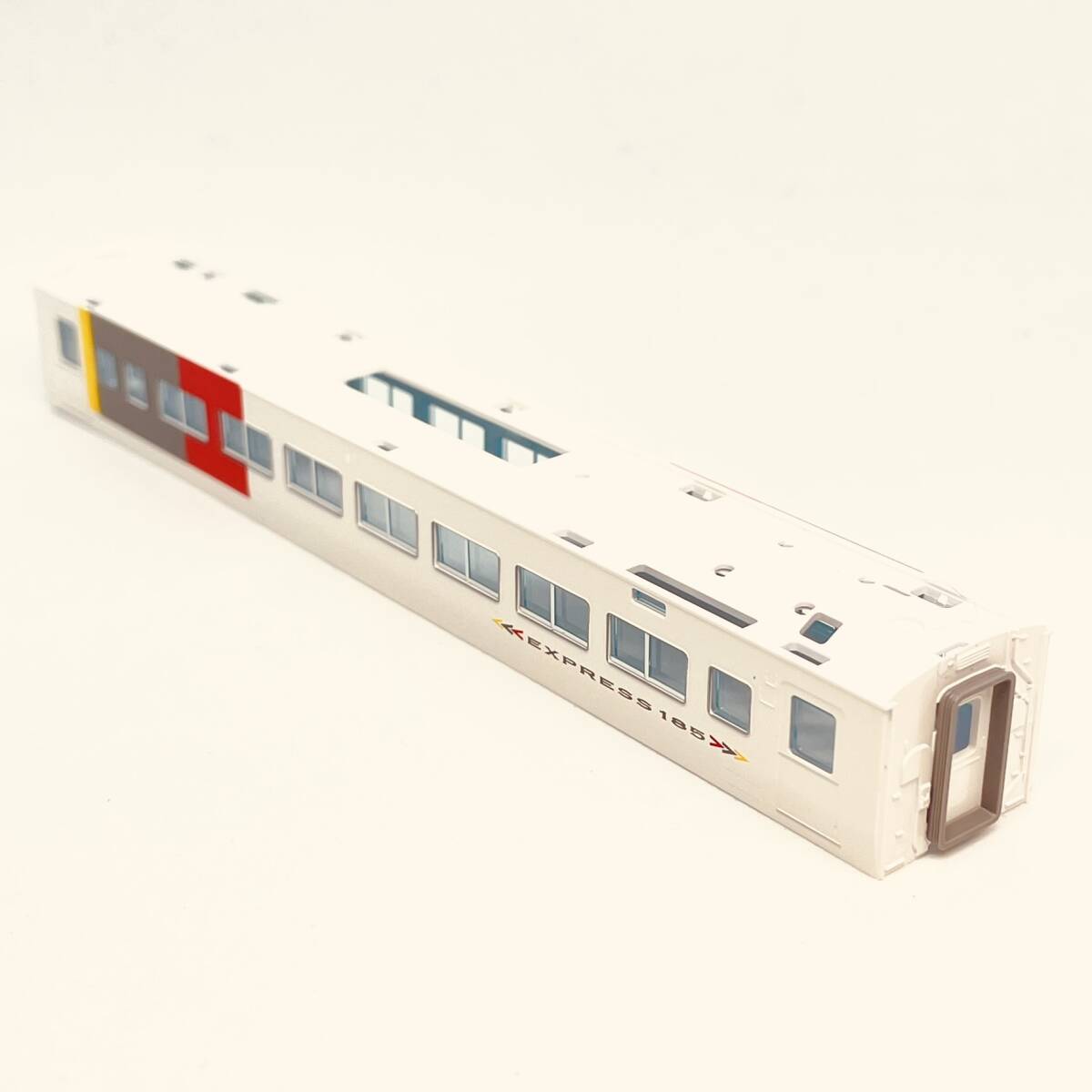 TOMIX モハ185-200 ボディ+ガラス 1両分入り 98756 JR 185-200系特急電車(エクスプレス185)セットからのバラシ_別の角度からの画像です。