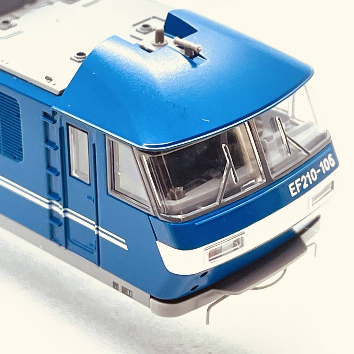 TOMIX EF210-100 ボディ+ガラス+運転台 1両分入り 7137 JR EF210-100形電気機関車(新塗装)からのバラシ_詳細画像です。