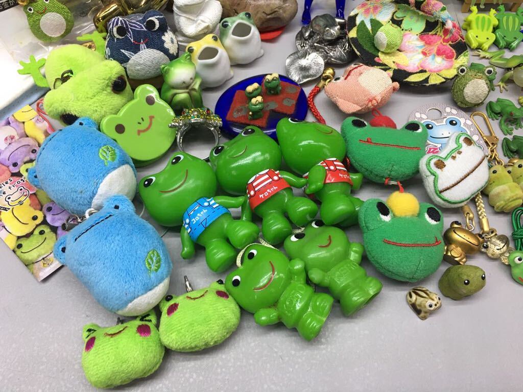 SU# large amount #① frog goods approximately 120 point set sale ornament figure small articles miscellaneous goods ceramics made wooden glass made crepe-de-chine ...... thing many 