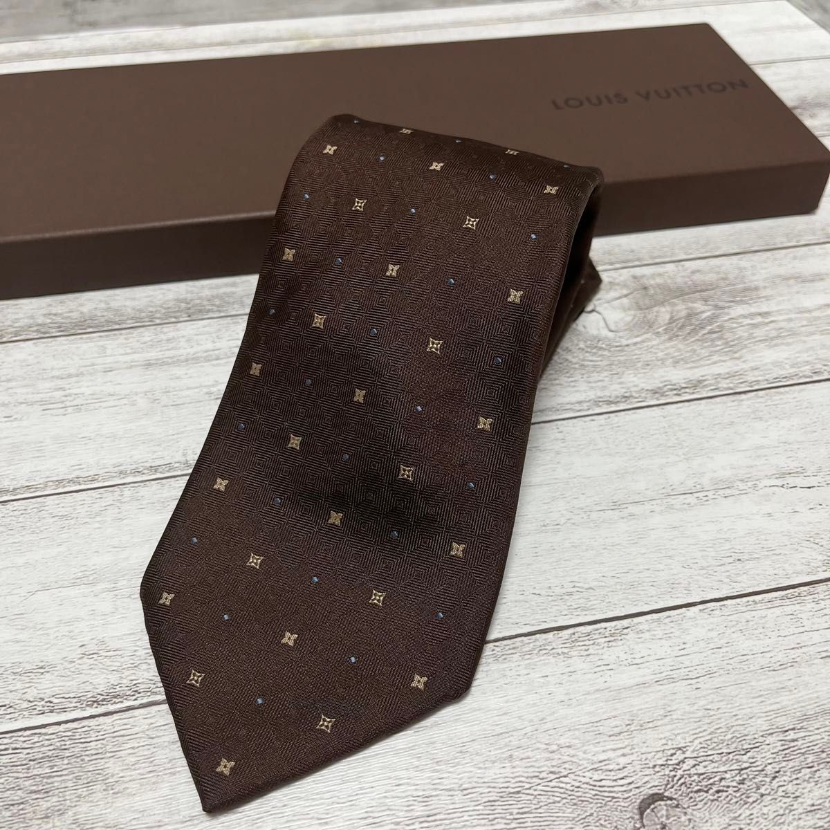 極美品】LOUIS VUITTON ルイヴィトン ネクタイ 茶色 ダミエ柄 極美品】LOUIS VUITTON ルイヴィトン ネクタイ 茶色 ダミエ柄