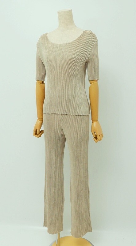 TH4944= spec chio/SPECCHIO PLEATS* setup * pleat * light weight material * pull over * short sleeves * cut and sewn * strut pants *size40* beige group 