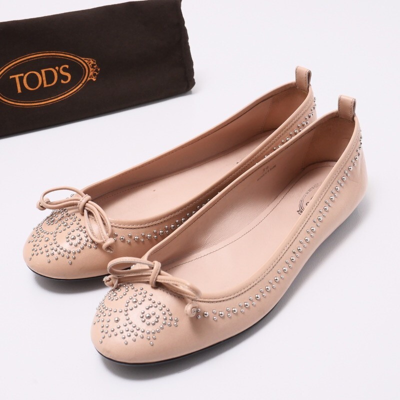 GP9860*イタリア製《TOD'S トッズ》スタッズ バレエシューズ レザーパンプス フラットシューズ 39(25cm相当) 靴 ベージュ_画像1