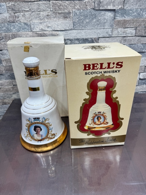 1.BELL'S ベルズ 陶器 Scotch Whisky エリザベス女王 生誕 記念ボトル 750ml 43% ウイスキー特級 箱付き・未開栓！_画像1
