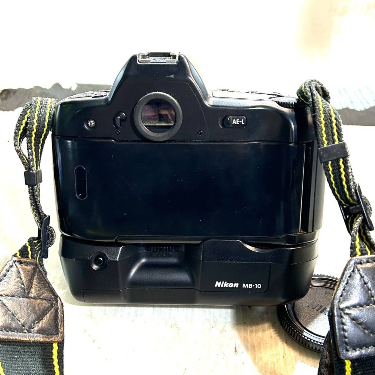 ニコン Nikon F90X MB-10 一眼レフボディ フィルムカメラ / レンズ シグマ 28-70mm 1:2.8 動作品 (B3985)の画像6