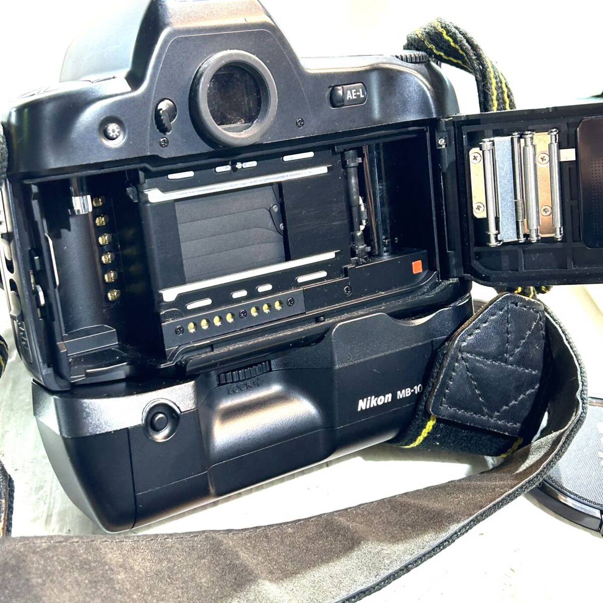 ニコン Nikon F90X MB-10 一眼レフボディ フィルムカメラ / レンズ シグマ 28-70mm 1:2.8 動作品 (B3985)の画像8