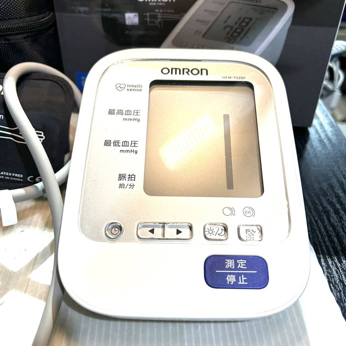 OMRON オムロン 上腕式血圧計　HEM-7320F 動作品 (B4118)_画像2
