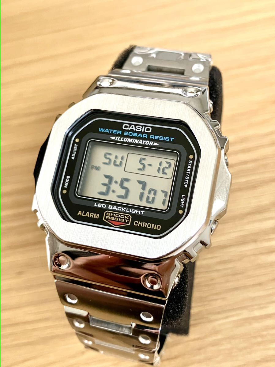 新品 フルメタル CASIO カシオG-SHOCK GショックDW-5600UE DW-5600 カスタム 本体付き デジタル腕時計 ステンレス シルバーベゼル＆ベルト_画像1