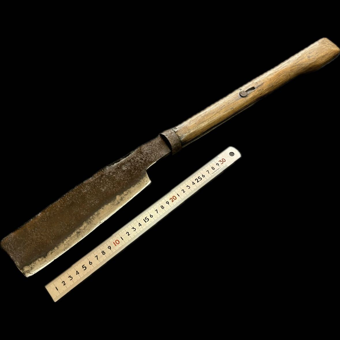 [.] mountain . era tool large branch strike . hatchet thickness blade hand strike ( wood-chopping material tree . mountain work . industry ... Solo camp outdoor )