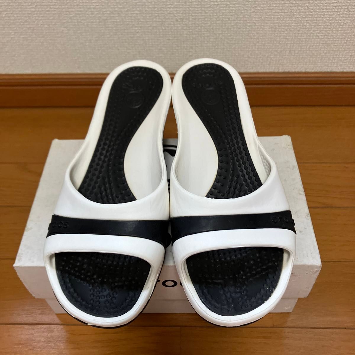 クロックス ササリー サンダル ミュール ヒールW7 白×黒|Yahoo クロックス ササリー サンダル ミュール ヒールW7 白×黒|Yahoo