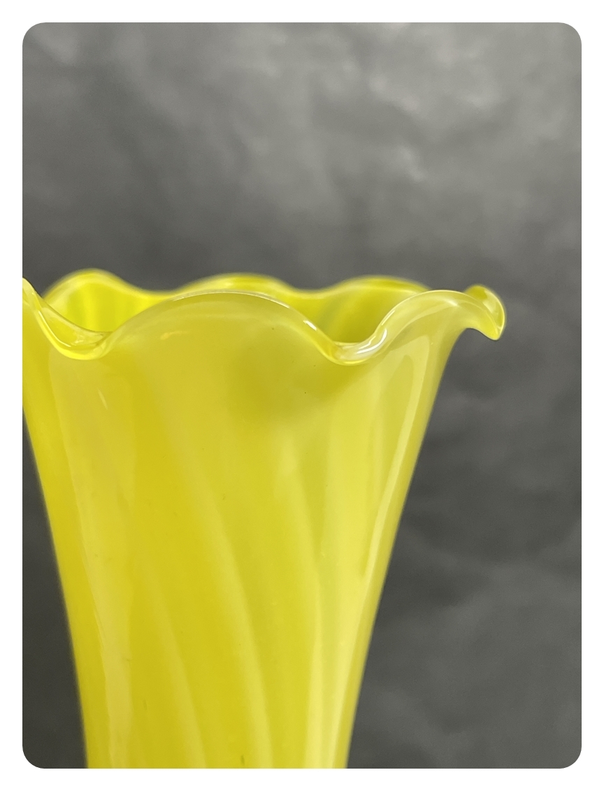 ● コレクター必見 ガラス製 フラワーベース 花瓶 花入 イエロー 黄色 置物 飾り 高さ約25cm 工芸ガラス 工芸品 ma823_画像4