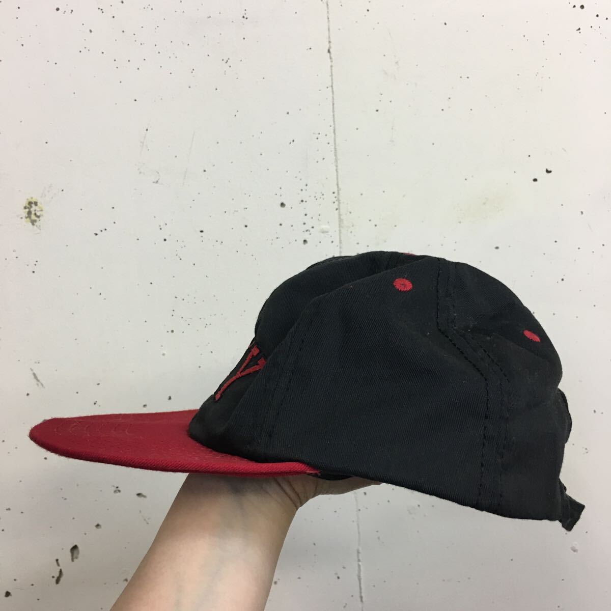 DKNY ダナキャラン USA製 キャップ 帽子 黒赤 _画像3