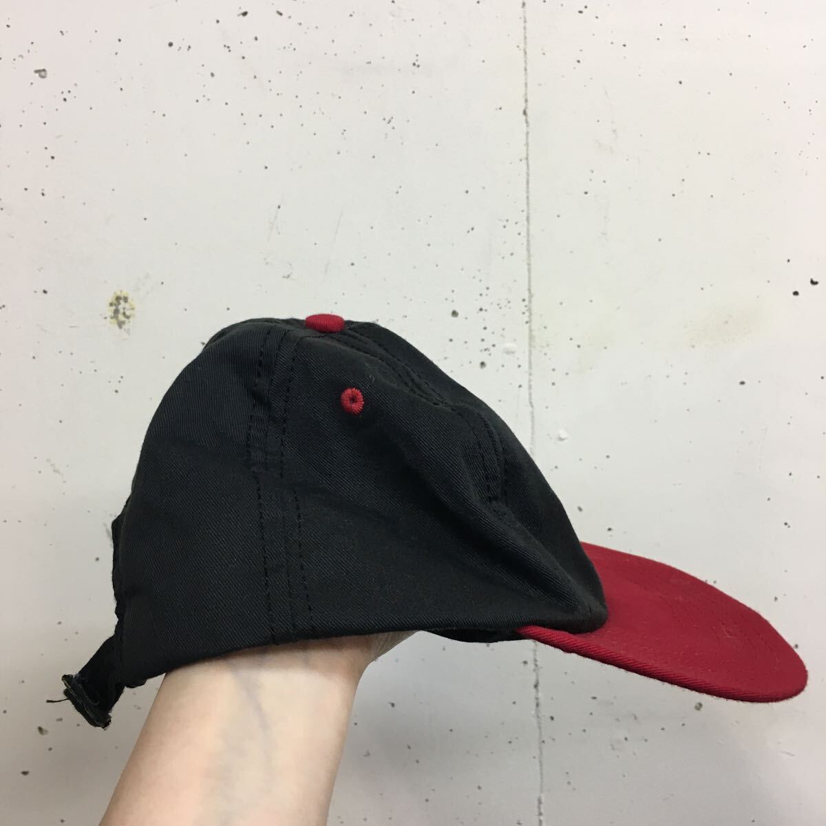 DKNY ダナキャラン USA製 キャップ 帽子 黒赤 _画像4