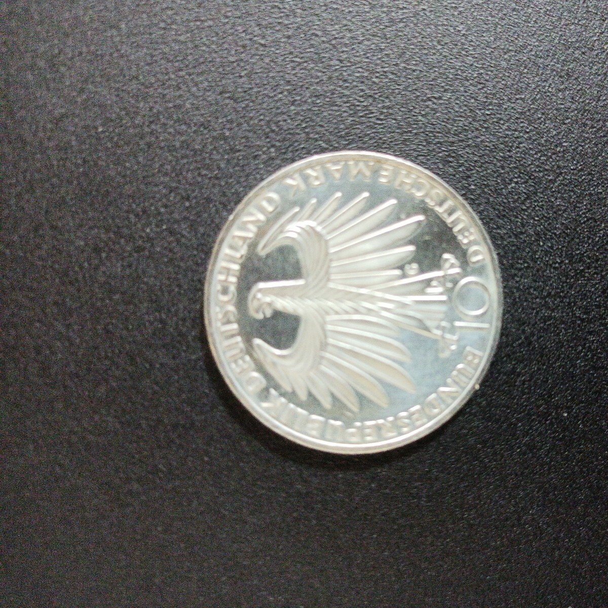 1968年メキシコオリンピック25ペソ銀貨22.5g2枚、1972年ミュンヘンオリンピック10マルク銀貨15.5g1枚の計3枚です。_画像5