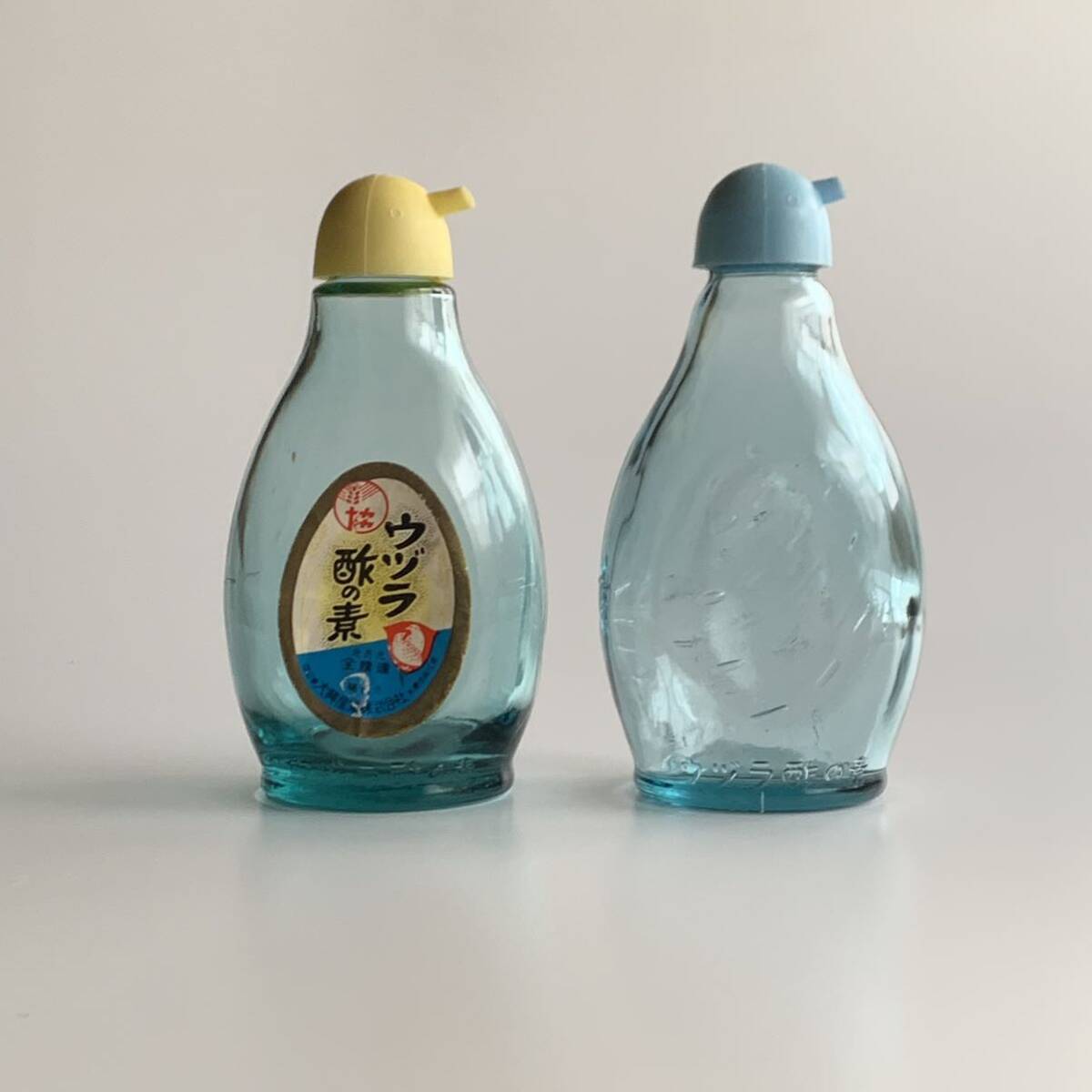 ● 昭和レトロ ウヅラ 酢の素 ガラス瓶 2点 ラベル付 農協 旧ロゴ エンボス 醤油差し 空き瓶 _画像1