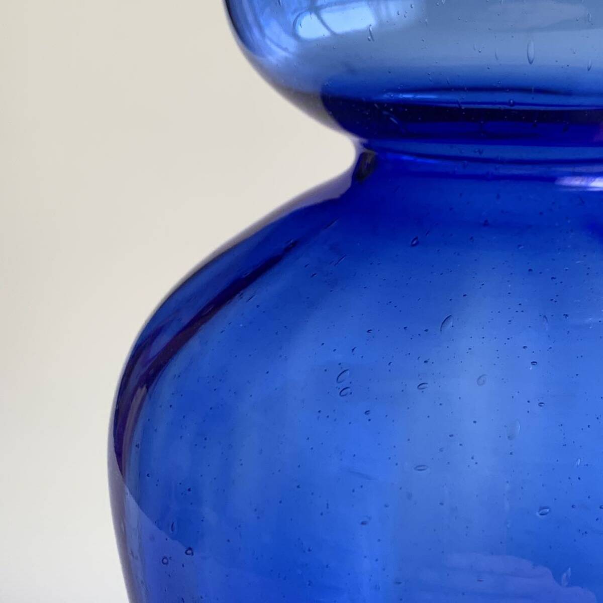 ● レトロ ガラス瓶 ヒヤシンス 花瓶 花器 フラワーベース 水栽培 コバルト ブルー 古いガラス 気泡 _画像3