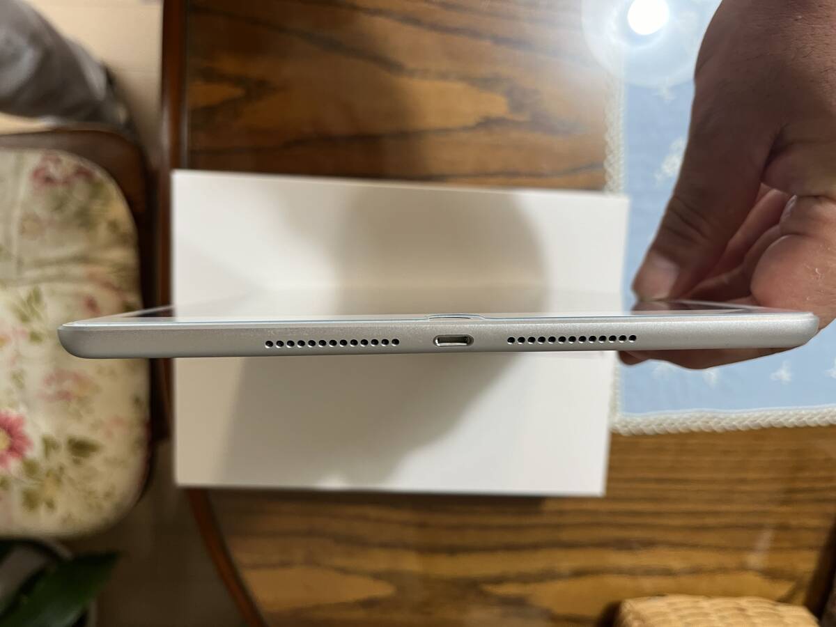 Apple iPad 第8世代 32GB シルバー MYLA2J/A 中古美品、箱付きの画像6
