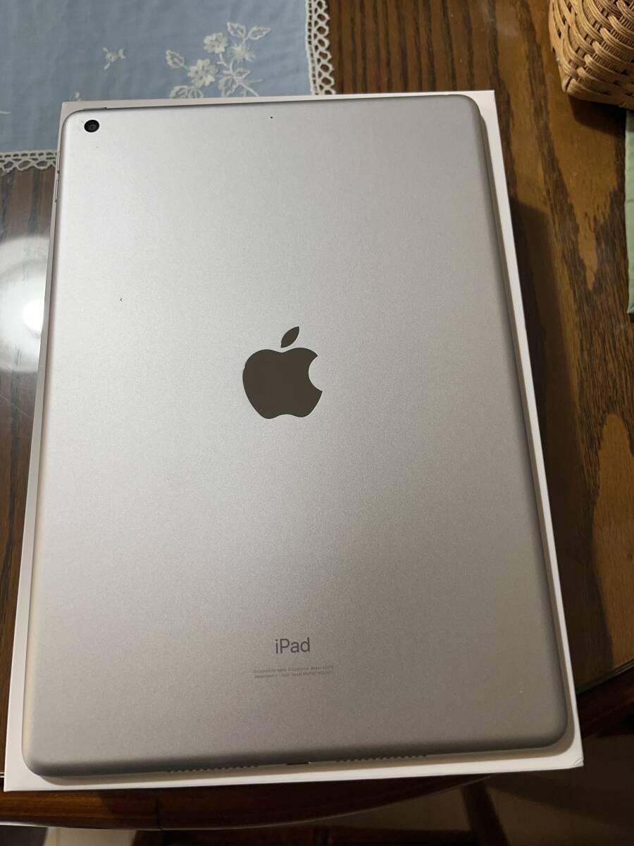 Apple iPad 第8世代 32GB シルバー MYLA2J/A 中古美品、箱付きの画像3