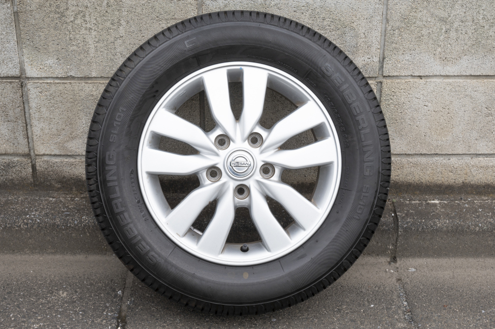 【セレナC26純正アルミ195/65R15タイヤホイール 4本セット】まだタイヤ溝には赤い塗料が残ったほぼ新品 2023年製造の画像3