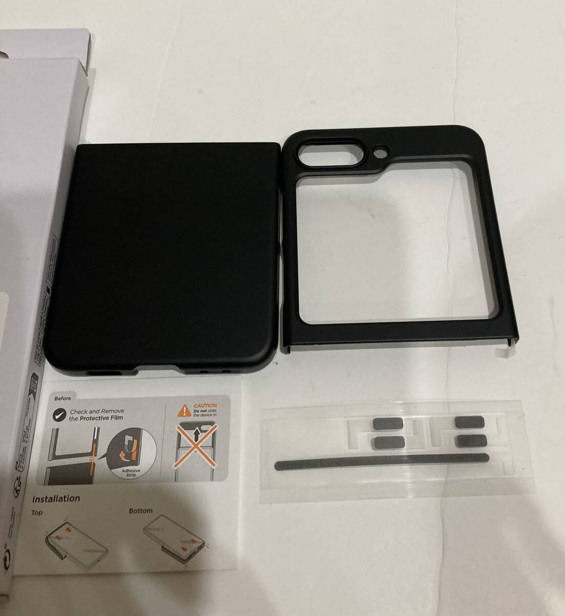 Spigen Galaxy Flip 5 ケース レンズ保護 [ 厚さ 0.8ｍｍ ] 重さ19g パーフェクト・フィット エアー・スキン ACS06229 (ブラック)　②_画像9