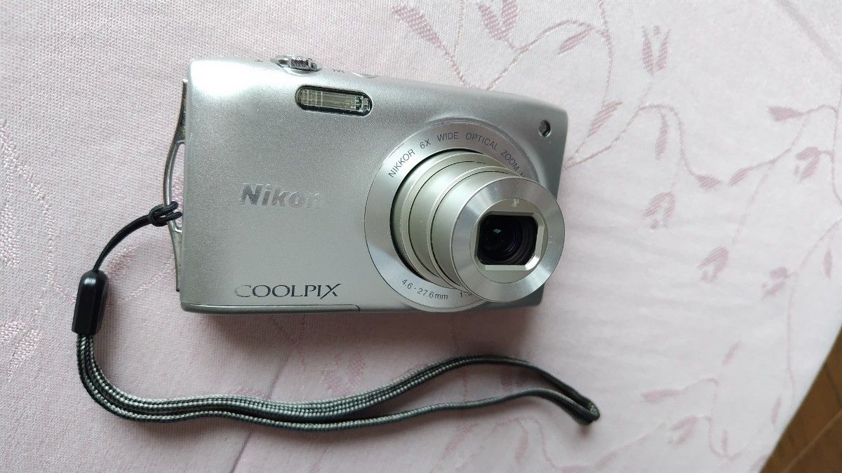 小型デジカメ Nikon coolpix S3300