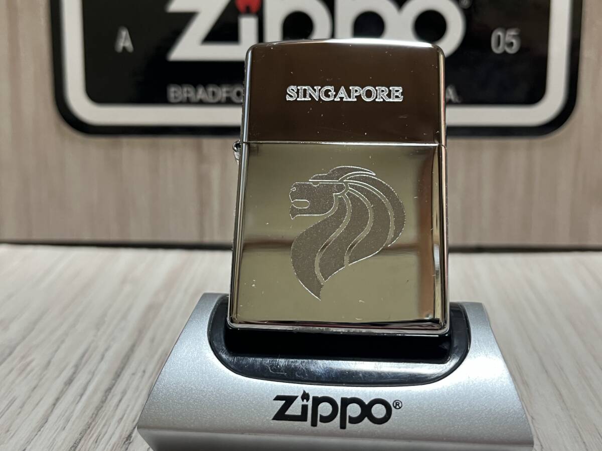 大量出品中!!【希少】未使用 2015年製 Zippo 'SINGAPORE' シンガポール 鏡面 シボ加工 シルバーカラー ジッポー ライター_画像3