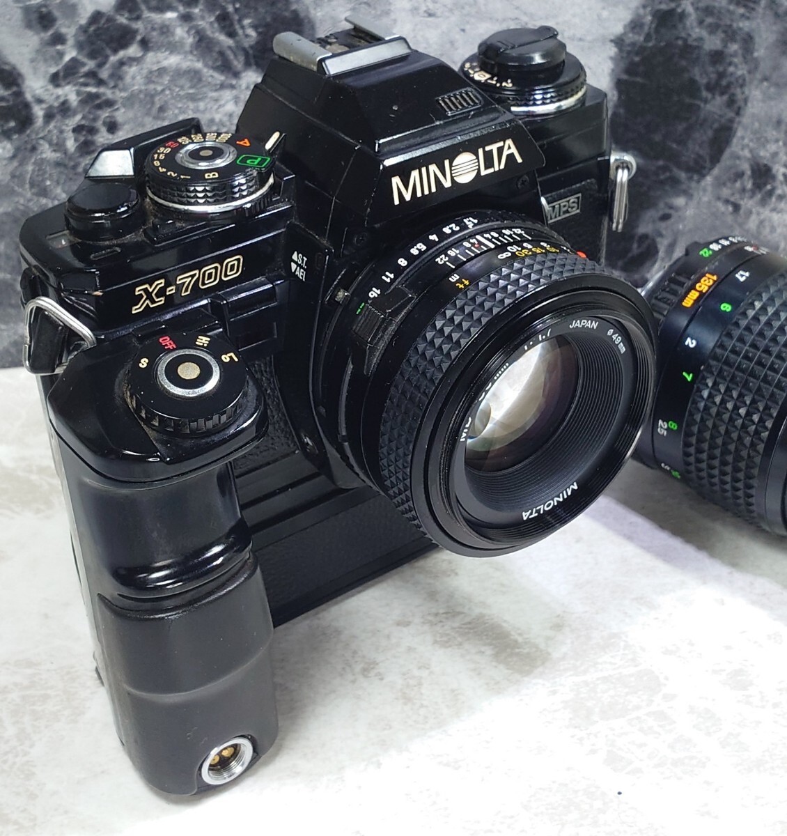 【終活整理】MINOLTA X-700＋MD ROKKOR 50mm f1.7＋135mm f3.5 単焦点2本セット＋モータードライブ1 各動作良好 露出計OK 光学良好 連写OKの画像2