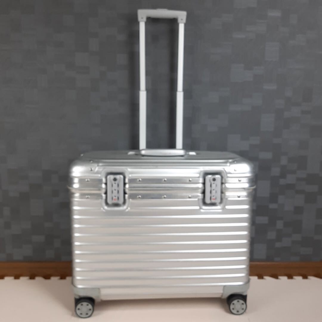 【人気】RIMOWA リモワ PILOT パイロット 34L 機内持ち込み 4輪 マルチホイール TSAロック シルバー 銀色 アルミ スーツケース キャリー