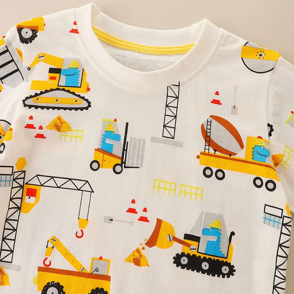 2024夏の新作　新品未使用　かわいい子供服　キッズファッション　半袖Tシャツ　工事車 ショベルカー 男女兼用　2Y(90cm)