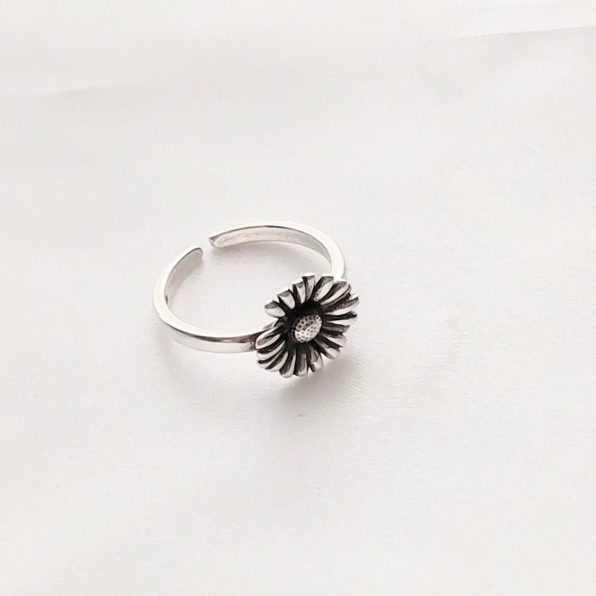 #51　アンティーク調フラワーリング　シルバー　S925　指輪　韓国　匿名配送　アレルギー対応　フリーサイズ