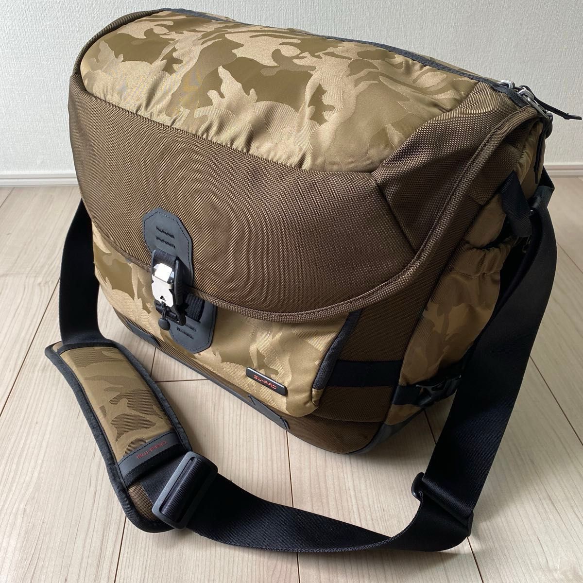 美品 HAKUBA カメラバッグ GW-PRO メッセンジャー L 大容量 美品 HAKUBA カメラバッグ GW-PRO メッセンジャー L 大容量