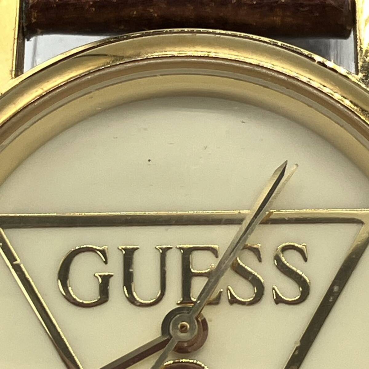 1円〜 4T GUESS 腕時計 クォーツ QUARTZ腕時計 動作未確認 ゴールド文字盤 GUESSロゴベルド アンティーク レディース _画像3