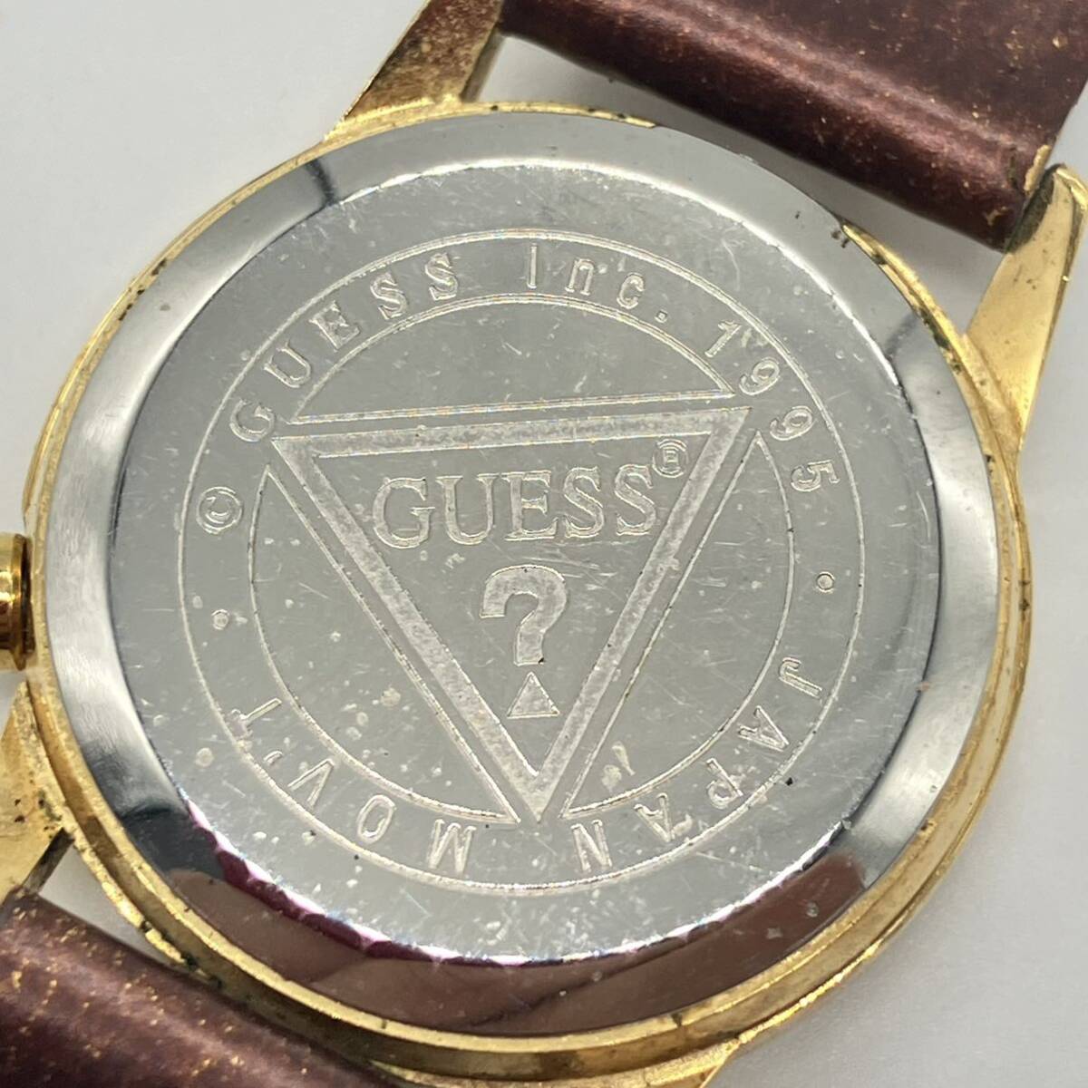 1円〜 4T GUESS 腕時計 クォーツ QUARTZ腕時計 動作未確認 ゴールド文字盤 GUESSロゴベルド アンティーク レディース _画像9