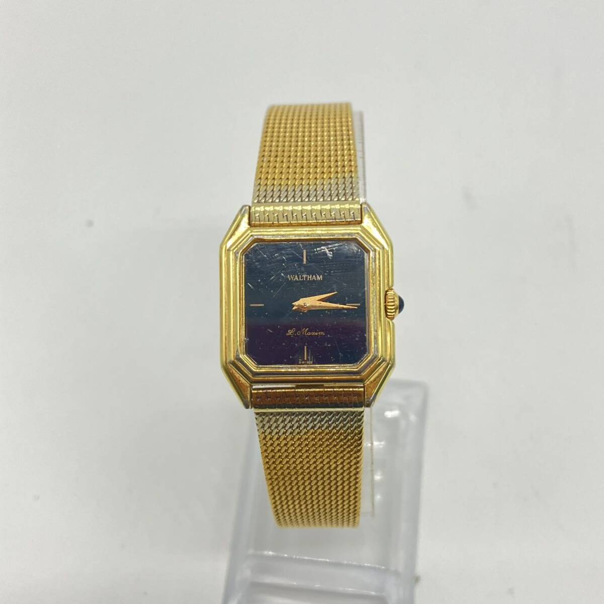 1円〜 4M WALTHAM 腕時計 750808 クオーツ QUARTZ腕時計 動作未確認 ステンレススティールバック ブランド ゴールドベルド ブラック文字盤_画像1