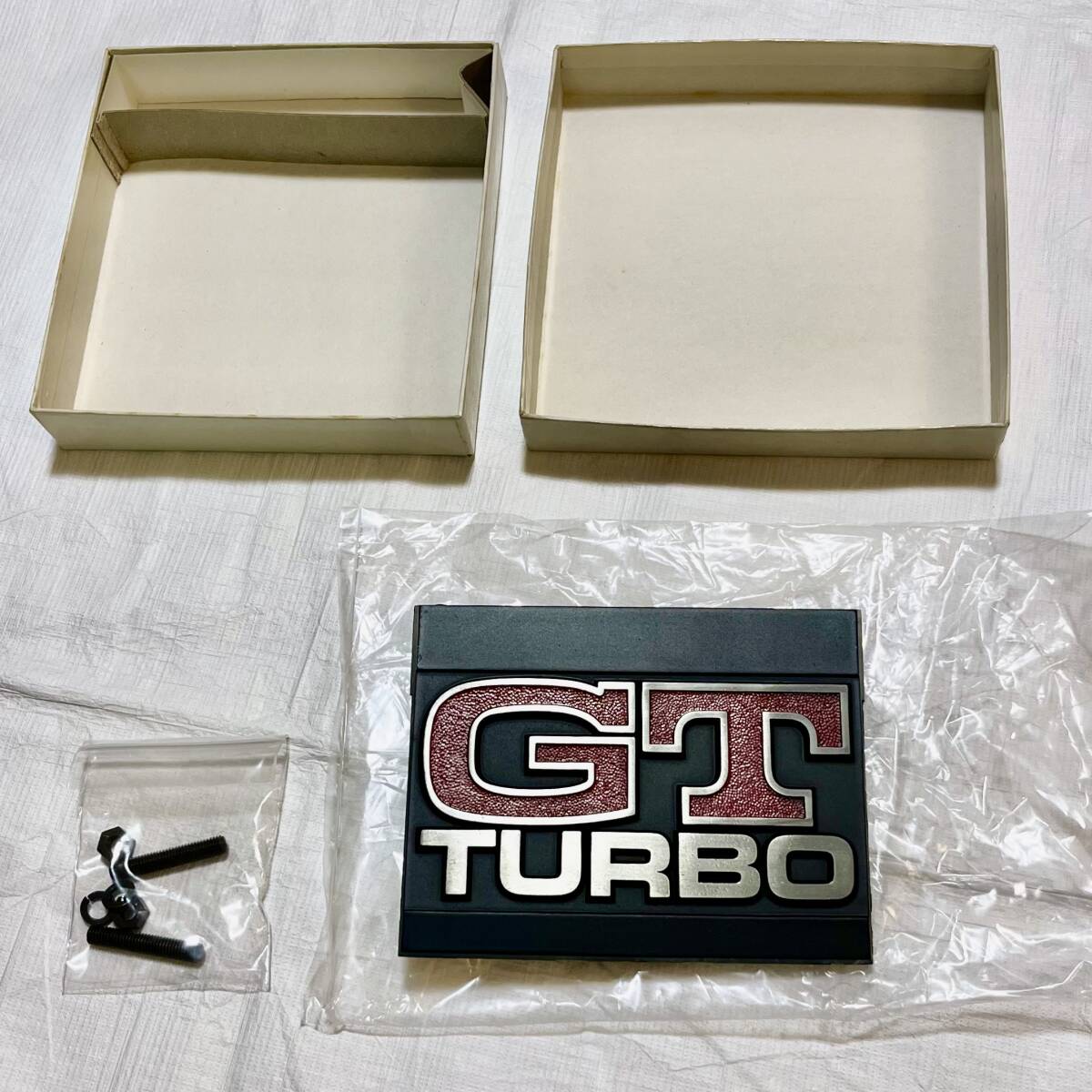 ★新品 スカイライン ジャパン 2000 GT TURBO -フロント グリル エンブレム - ニッサン 日産 旧車 DATSUN 純正 ターボ デッドストック レア_画像2