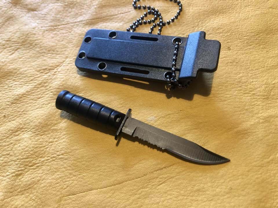 USMCコンバットナイフ型のネックレスナイフ　ミニコンバットナイフ　全長10cm　ネックレスナイフ　USMCコンバットナイフ　米海兵隊ナイフ型_画像3