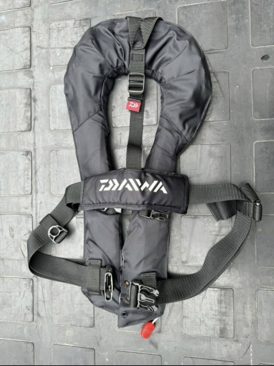 ダイワ(DAIWA) ウォッシャブルライフジャケット(肩掛けタイプ手動・自動膨脹式) フリー DF-2021 ブラックカモ 美品の画像2
