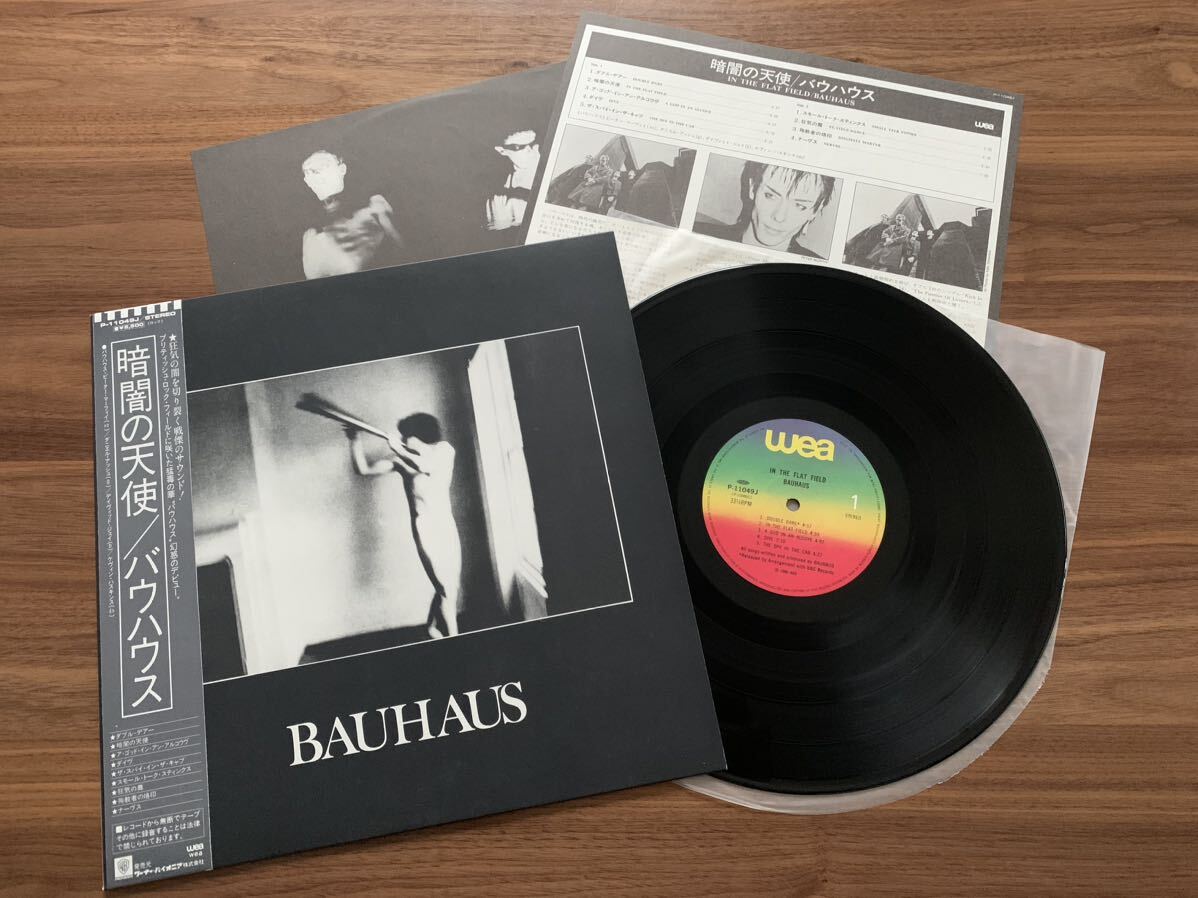 LP レコード 国内盤 帯付 美品 ◆ Bauhaus バウハウス / In The Flat Field 暗闇の天使 / WEA P-11049J / New Wave Goth Rockの画像1
