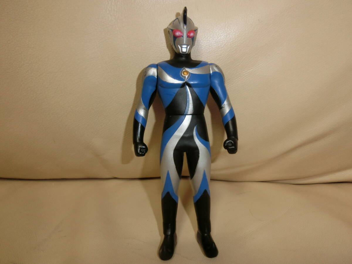 BANDAI 　　ウルトラヒーローシリーズから　カオスウルトラマンのソフビです。_画像1