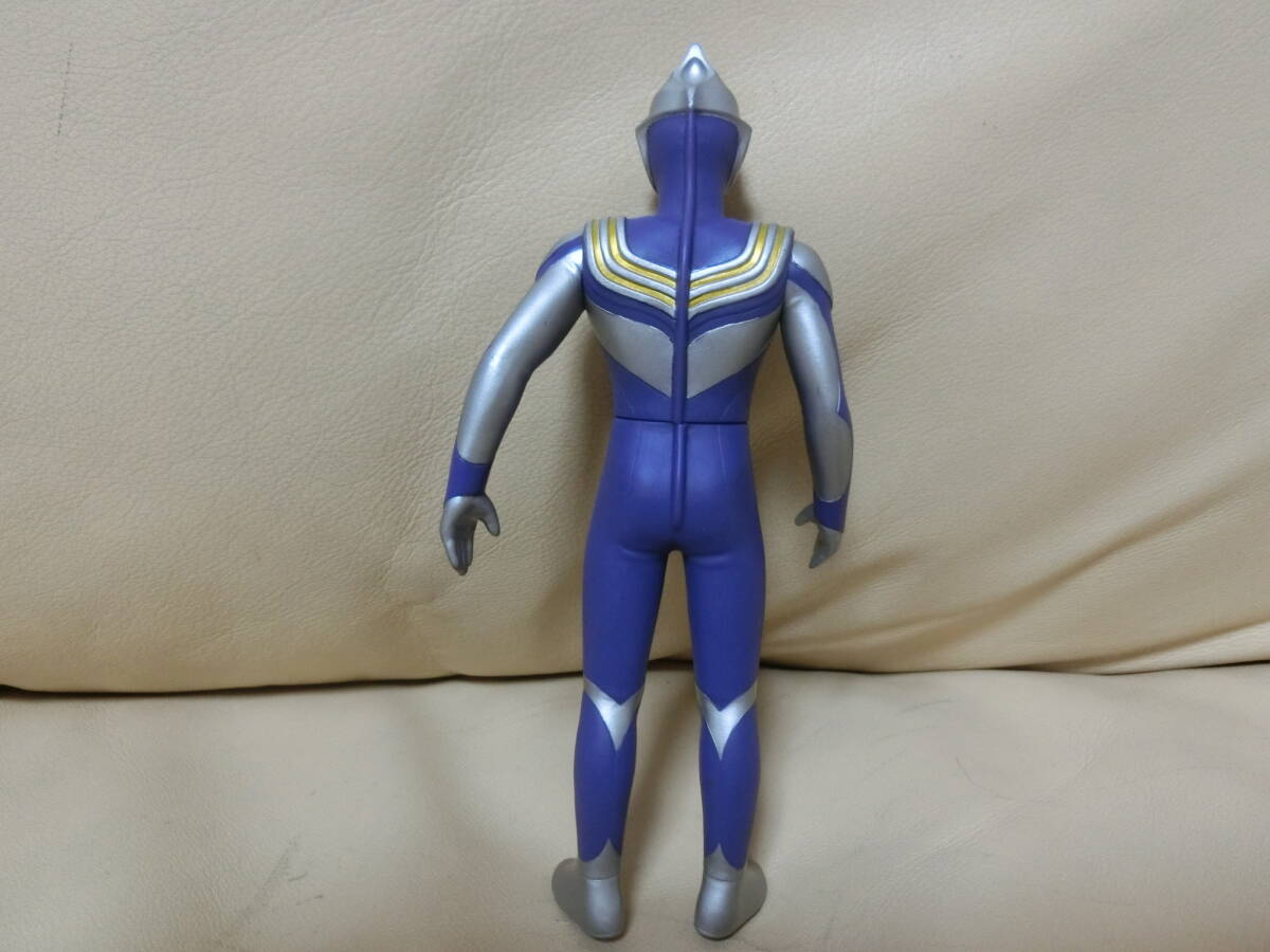 BANDAI 　　ウルトラヒーローシリーズからウルトラマンティガ（スカイタイプ）のソフビです。_画像2