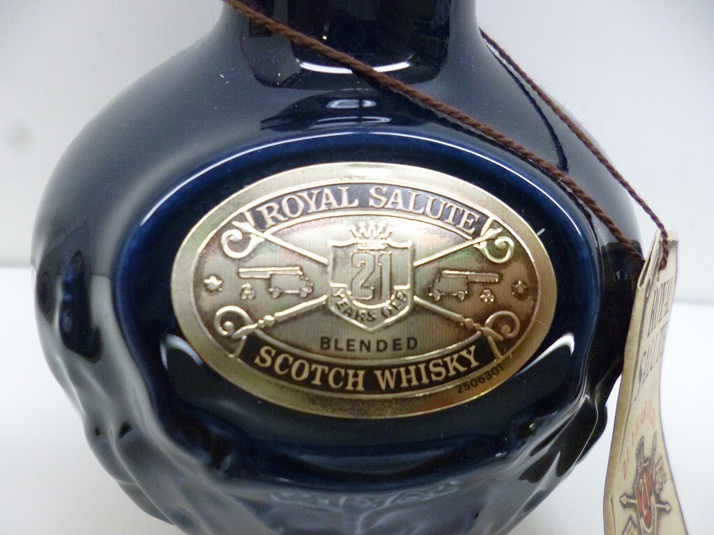 A405-N29-3231 未開栓 CHIVAS ROYAL SALUTE シーバス ロイヤルサルート 21年 陶製ボトル 青 スコッチ 700ml 40% 古酒 現状品①_画像3