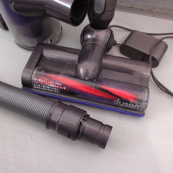 動作品 バッテリー交換必要 ダイソン DYSON コードレス掃除機 V6 SV07 充電器 モーターヘッド 掃除機 純正品 ロングパイプ/ガ 430-2_画像4
