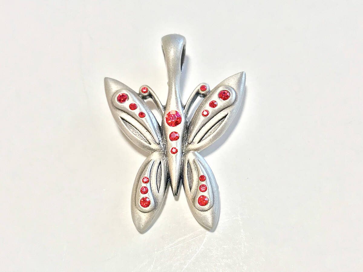 ●未使用●BICO Australia 蝶々デザインとスワロフスキーが可愛いペンダントトップ 赤の画像1