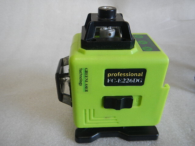 レーザー墨出し器　グリーンレイザー　16ライン　360°　FC-E226DG　2台　1台充電器なし。_画像4